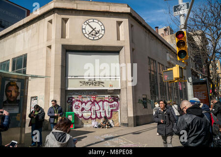 Street Art Enthusiasten Herde auf der 14th Street in New York am Samstag, 17. März 2018 zu sehen und Fotografieren von Banksy stenciled Ratte auf dem Zifferblatt einer Uhr in einem bald abgerissen werden ehemalige Bank. Banksys arbeiten Zuvor erschien in New York im Oktober 2013, als er eine Arbeit am Tag während seiner einen Monat angelegt sind sidency'. (Â© Richard B. Levine) Stockfoto