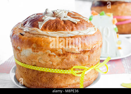 Ostern Hintergrund. Traditionelle Speisen auf dem Tisch - Ostern Kuchen, Kekse und Ostern bemalte Eier Stockfoto