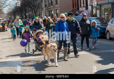 Marchers feiern St. Patrick's Day am 43. jährlichen Iren - amerikanische Parade im Park Slope Nachbarschaft von Brooklyn in New York am Sonntag, 18. März 2018. Das familienfreundliche Veranstaltung in Der familienfreundliche Park Slope neighborhood Hunderte von Familien als Zuschauer und Teilnehmer, wie sie ihren Weg durch die Brooklyn Nachbarschaft angezogen. New York hat mehrere St. Patrick's Day Paraden, mindestens eine in jedem der fünf Boroughs. (Â© Richard B. Levine) Stockfoto