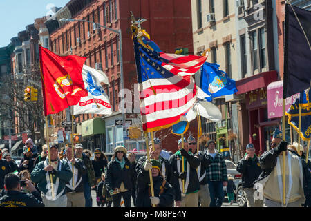 Veteranen aus Niederlassungen des Militärs tragen Flags, wie sie St. Patrick's Day am 43. jährlichen Iren - amerikanische Parade im Park Slope Nachbarschaft von Brooklyn in New York am Sonntag feiern, 18. März 2018. Das familienfreundliche Veranstaltung in Der familienfreundliche Park Slope neighborhood Hunderte von Familien als Zuschauer und Teilnehmer, wie sie ihren Weg durch die Brooklyn Nachbarschaft angezogen. New York hat mehrere St. Patrick's Day Paraden, mindestens eine in jedem der fünf Boroughs. (© Richard B. Levine) Stockfoto