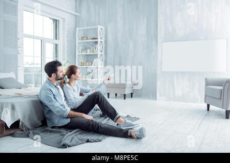 Entspannt Jugendliche Videos ansehen Stockfoto