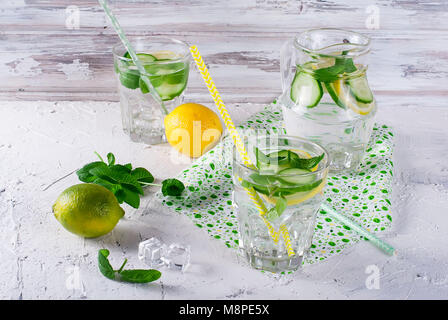 Erfrischende Gurke Cocktail, Limonade, detox Wasser in einer Brille auf einem weißen Hintergrund. Im Sommer trinken. Stockfoto