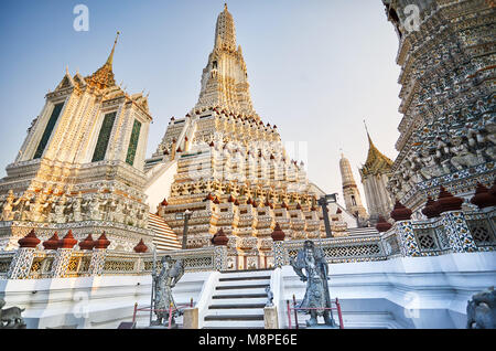 Schöne Phrang in Wat Arun Tempel bei Sonnenuntergang in Bangkok, Thailand. Stockfoto