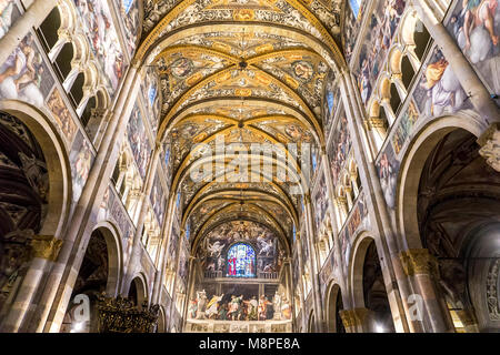PARMA, Italien - 17. FEBRUAR 2018: Innenraum der Kathedrale von Parma in Italien. Es ist eine wichtige Italienische romanische Kathedrale. Stockfoto