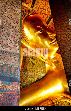 Berühmte Statue des Großen Goldenen Buddha im Wat Pho Tempel in Bangkok, Thailand Stockfoto
