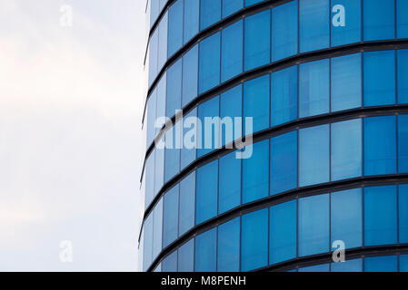 Blauen Fenstern eines zylindrischen Gebäude Hintergrund Textur. Stockfoto