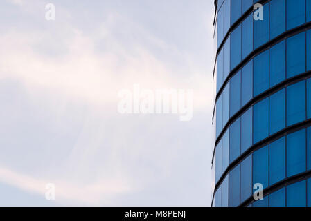 Blauen Fenstern eines zylindrischen Gebäude Hintergrund Textur. Stockfoto