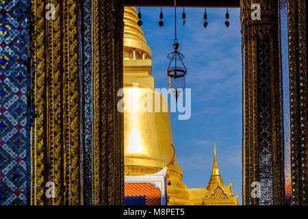 Die goldene Pagode Phra Chedi Siratana ist durch die Säulen der Prasat Phra Dhepbidorn, das Königliche Pantheon gesehen, in der Grand Palace Stockfoto