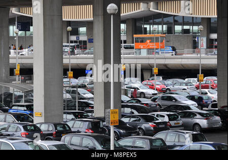 Autos parken, Flughafen Roissy Charles de Gaulle, Paris, Frankreich Stockfoto