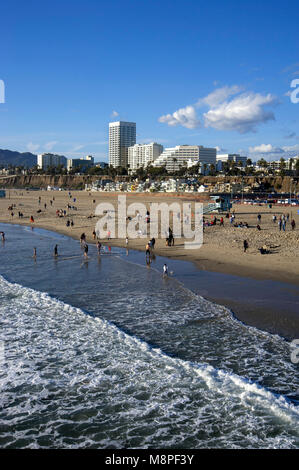 Blick auf Santa Monica Beach und der Innenstadt vom Santa Monica Pier in Los Angeles, CA Stockfoto