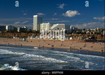 Blick auf Santa Monica Beach und der Innenstadt vom Santa Monica Pier in Los Angeles, CA Stockfoto