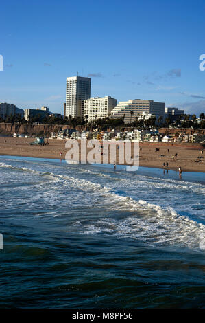 Blick auf Santa Monica Beach und der Innenstadt vom Santa Monica Pier in Los Angeles, CA Stockfoto