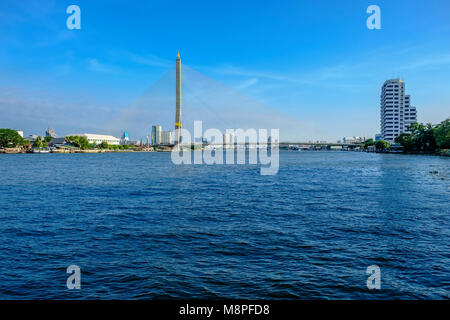 Die Rama VIII 8 Brücke über den Chao Phraya Fluss gesehen Stockfoto