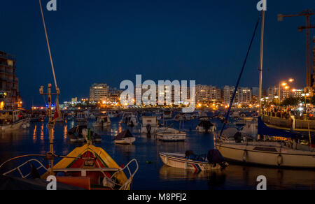 Hafen in St. Julians (Malta) bei Nacht Stockfoto