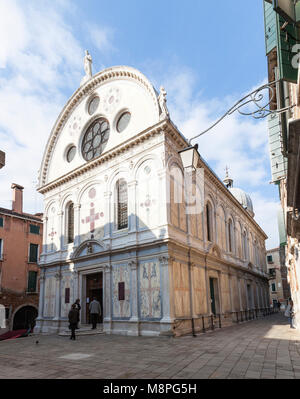 Renaissance-fassade von Chiesa di Santa Maria dei Miracoli, die auch als Marmor Kirche, Campiello dei Miracoli, Cannaregio, Venice, Veneto, Italien bekannt Stockfoto