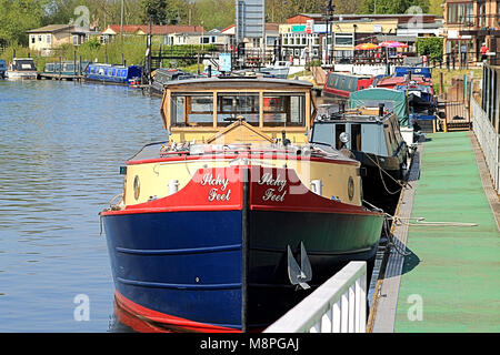 Kanal Boote auf einem hellen, sonnigen Tag warten auf Lock Gates in beeston Schlösser auf dem Fluss Trent, Nottingham zu öffnen Günstig, England uk. Stockfoto