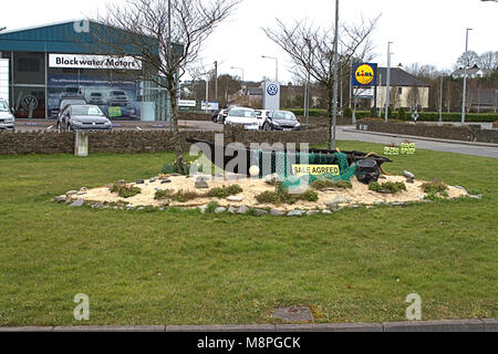 Boot Verkauf wie ein strassenrand Dekoration eines Kreisverkehrs in Skibbereen, West Cork, Irland Stockfoto