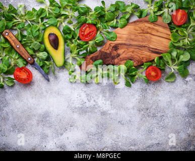 Green food Hintergrund mit Mais Salat, Tomaten und Avocado Stockfoto