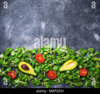 Green food Hintergrund mit Mais Salat, Tomaten und Avocado Stockfoto