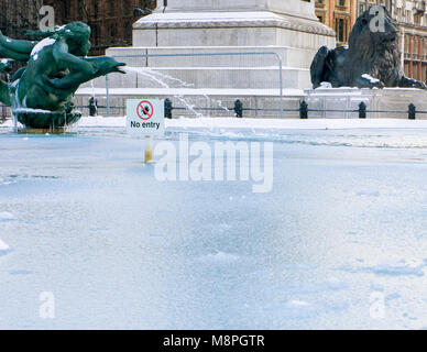 Trafalgar Square im Schnee, London UK Stockfoto