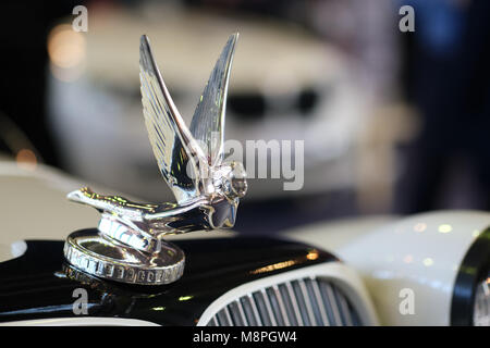 Abbildung fliegender Engel auf: die Motorhaube des Autos. Objekte im vintage car Show Stockfoto