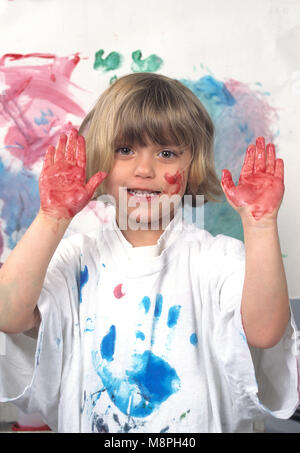 Ein junges Mädchen fingerpaintin Stockfoto