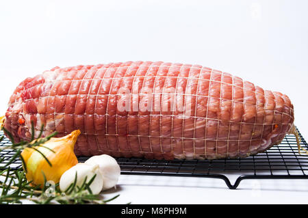 Rohes Schweinefleisch gerollt und bereit zum Backen Stockfoto