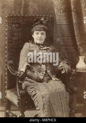 Antike c 1880 Foto, Frances Hodgson Burnett. Eliza von Frances Hodgson Burnett (1849-1924) war ein britisch-amerikanische Schriftsteller und Dramatiker. Sie ist am besten bekannt für die drei Kinder Romane der kleine Lord (1885-1886 veröffentlicht), eine kleine Prinzessin (1905), und der geheime Garten (1911). Quelle: ORIGINAL KABINETT KARTE Stockfoto