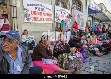 Oaxaca Oax., Mexiko - Mitglieder der indigenen Mixe ethnische Gruppe sitzen auf der Straße außerhalb des Staates Oaxaca Regierungspalast. Sie forderten eine Stockfoto