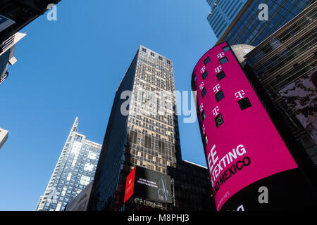 Blick nach oben von Architektur und elektronische Anschlagtafeln in Times Square, New York City, USA Stockfoto