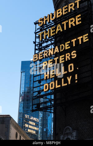 Shubert Theatre Marquee, "Hello Dolly" mit "Eingefroren" im Hintergrund, Times Square, New York Stockfoto