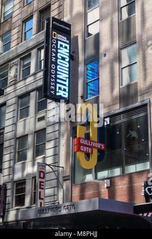 Signage für Unterhaltung und Museen auf der West 44th Street, New York, USA Stockfoto