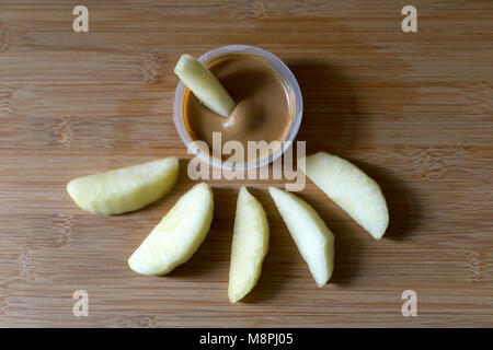 Nicht nur Äpfel und Erdnussbutter schmecken zusammen, bilden sie für einen sehr gesunden Snack. Stockfoto