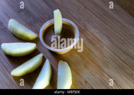 Nicht nur Äpfel und Erdnussbutter schmecken zusammen, bilden sie für einen sehr gesunden Snack. Stockfoto