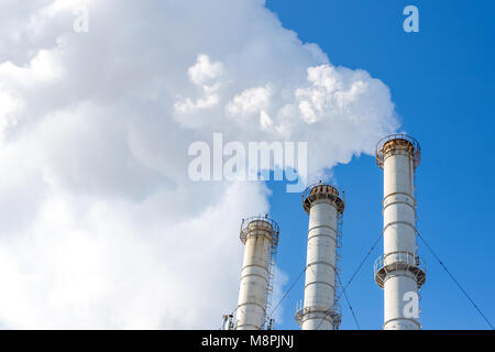 Tabakpfeifen, Wolken vor blauem Himmel Hintergrund. Kohlendioxid Kontamination der Luft. Umweltverschmutzung. Stockfoto