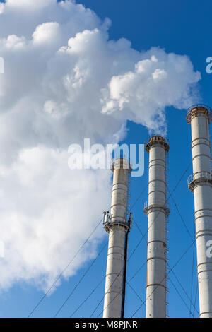 Tabakpfeifen, Wolken vor blauem Himmel Hintergrund. Kohlendioxid Kontamination der Luft. Umweltverschmutzung Stockfoto