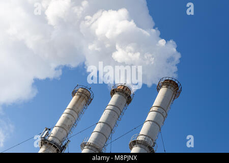 Tabakpfeifen, Wolken vor blauem Himmel Hintergrund. Kohlendioxid Kontamination der Luft. Umweltverschmutzung Stockfoto