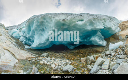 Deep Blue Ice an der Unterseite der Aletschgletscher, den längsten Gletscher Europas. Höhle, stream, Eisfeld, schmelzende, erkunden die schrumpfenden Blatt. Stockfoto