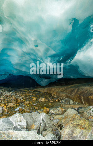 Deep Blue Ice an der Unterseite der Aletschgletscher, den längsten Gletscher Europas. Höhle, stream, Eisfeld, schmelzende, erkunden die schrumpfenden Blatt. Stockfoto