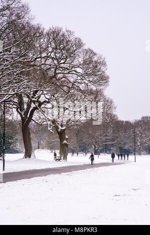 Southampton, Großbritannien. 19. März 2018. Menschen zu Fuß durch Schnee über Southampton gemeinsam nach weiteren Schneefall über Nacht über Südengland aus dem Mini Tier aus dem Osten arbeiten. Credit: James Hughes/Alamy. Stockfoto