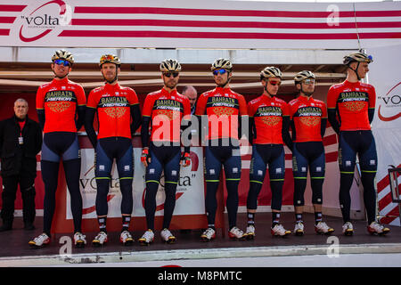 Calella, Spanien. 19. März, 2018. Bahrain Merida 131 MOHORIC, Matej (SLO), 132 VISCONTI, Giovanni (ITA), 133 BONIFAZIO, Niccolo (ITA), 134, Grega BOLE (SLO), 135, Enrico GASPAROTTO (ITA), 136 AGNOLI, Valerio (ITA), 137 Novak, Domen (SLO) und Regisseur Harald MORSCHER 98th Volta Ciclista a Catalunya 2018/Stufe 1 - Calella Calella von 152,3 km während der Tour von Catalunya, März 19 2018 in Calella, Spanien. Credit: CORDON PRESSE/Alamy leben Nachrichten Stockfoto