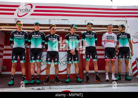 Calella, Spanien. 19. März, 2018. Bora Hansgrohe 71 Bennett, Sam (IRL), 72 FORMOLO, Davide (ITA), 73 POLJANSKI, Pawel (POL), 74 MÜHLBERGER, Gregor (AUT), 75 SARAMOTINS, Christian (LAT), 76 BENEDETTI, Cesare (ITA), 77 MCCARTHY, Jay (AUS) und Regisseur Christian PÖMER 98th Volta Ciclista a Catalunya 2018/Stufe 1 - Calella Calella von 152,3 km während der Tour von Catalunya, März 19 2018 in Calella, Spanien. Credit: CORDON PRESSE/Alamy leben Nachrichten Stockfoto