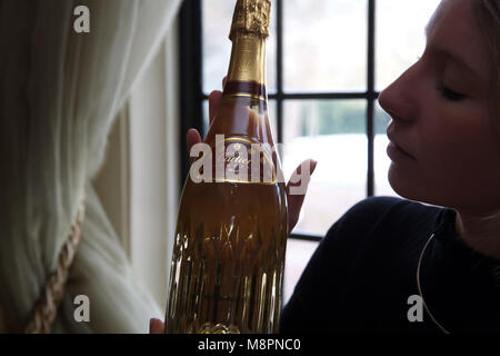 Egham, UK, 19. März 2018, einen Fotoauftrag fand für die walid Juffali Sammlung auf Bishopsgate Haus, Surrey Dies beinhaltet Dom Pérignon Rosé 2000, die zu den späten Walid Juffali, der saudische Milliardär. Der Verkauf findet am 26.März um 10 Uhr © Keith Larby/Alamy leben Nachrichten Stockfoto