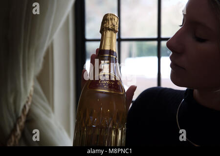 Egham, UK, 19. März 2018, einen Fotoauftrag fand für die walid Juffali Sammlung auf Bishopsgate Haus, Surrey Dies beinhaltet Dom Pérignon Rosé 2000, die zu den späten Walid Juffali, der saudische Milliardär. Der Verkauf findet am 26.März um 10 Uhr © Keith Larby/Alamy leben Nachrichten Stockfoto