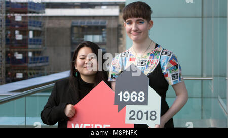 Glasgow, Schottland, Großbritannien. 19. März, 2018. Zwei Studenten des Studiengangs Kommunikationsdesign an der Glasgow School of Art (GSA) haben einen Wettbewerb ein Logo für die Wohnverhältnisse und Obdachlosigkeit Nächstenliebe zu Design gewann,'s Shelter Schottland ihr 50-jähriges Jubiläum. Die jungen Designer, Emily Wang (21 Jahre alt, aus Hong Kong) und Sophie Rowan (im Alter von 21 Jahren, von Motherwell), eingereichten Konzepte für den Wettbewerb, die von der GSA und Unterkunft Schottland beurteilt. Abgebildet sind Emily (links) und Sophie (rechts). Iain McGuinness/Alamy leben Nachrichten Stockfoto