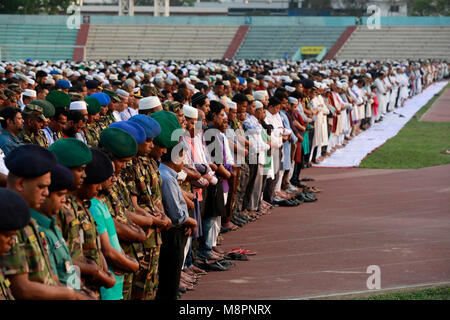 Dhaka, Bangladesch. 19. März, 2018. Die Einrichtungen der 23 Bangladeshi Bergung der Opfer ausgerichtet werden, um an die Armee Stadion in Dhaka für namaz - e-janaza am 19. März 2018. Credit: SK Hasan Ali/Alamy leben Nachrichten Stockfoto