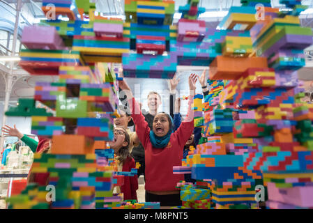 London, Großbritannien. 19. März 2018. Kind 'Baumeister', 8 bis 10, von der lokalen Globus Grundschule, helfen, ein LEGO Skulptur mit Hilfe von LEGO Baumeister im V&A Museum Of Childhood in East London zu machen. Die Skulptur wird ein Schwerpunkt der bevorstehende "Jahrhundert des Kindes: Nordic Design für Kinder 1900 bis Heute"-Ausstellung, die am 30. März eröffnet werden. Die freie, kindgerechte Ausstellung auch Werke von "Nordische Symbole' wie Arne Jacobsen, IKEA, Alvar Aalto, Tetra Pak und Helly Hansen. Credit: Stephen Chung/Alamy leben Nachrichten Stockfoto