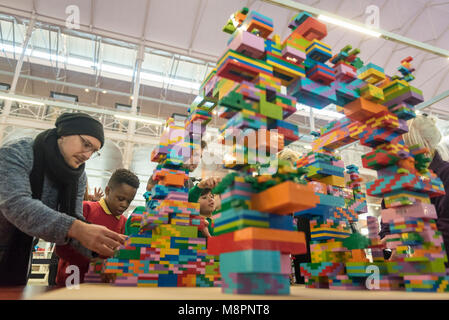 London, Großbritannien. 19. März 2018. Kind 'Baumeister', 8 bis 10, von der lokalen Globus Grundschule, helfen, ein LEGO Skulptur mit Hilfe von LEGO Baumeister im V&A Museum Of Childhood in East London zu machen. Die Skulptur wird ein Schwerpunkt der bevorstehende "Jahrhundert des Kindes: Nordic Design für Kinder 1900 bis Heute"-Ausstellung, die am 30. März eröffnet werden. Die freie, kindgerechte Ausstellung auch Werke von "Nordische Symbole' wie Arne Jacobsen, IKEA, Alvar Aalto, Tetra Pak und Helly Hansen. Credit: Stephen Chung/Alamy leben Nachrichten Stockfoto