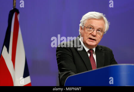 Brüssel, Belgien. 19 Mär, 2018. Britische Brexit Sekretär David Davis Adressen die Pressekonferenz mit der Europäischen Union chief Brexit Verhandlungsführer Michel Barnier (nicht gesehen) nach einer neuen Runde von Verhandlungen über Brexit Gespräche in Brüssel, Belgien, 19. März 2018. Credit: Ihr Pingfan/Xinhua/Alamy leben Nachrichten Stockfoto