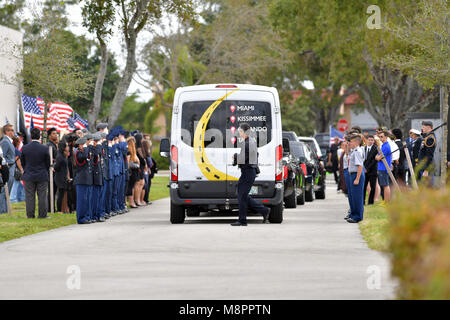 FORT LAUDERDALE, FL - 20. Februar: Peter Wang, 15, der zu den 17 Personen, die von einem bewaffneten Banditen an Marjory Stoneman Douglas High School in einer Parklandschaft getötet wurde, Florida war zu der Klasse der 2025 seinen Traum Schule zugelassen, West Point Academy. Es war eine Trauerfeier für ihn bei Kraeer Bestattungsinstitut und Einäscherung Center und als er gelegt wurde am Bailey Memorial Gardens am 20. Februar, 2018 Personen: Peter Wang Stockfoto